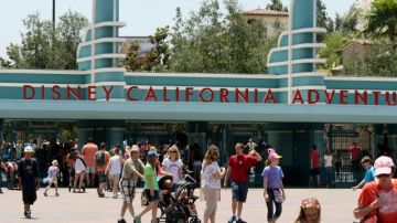 Familias con niños pequeños visitan  Disneyland y Disney California Adventure, en Anaheim.