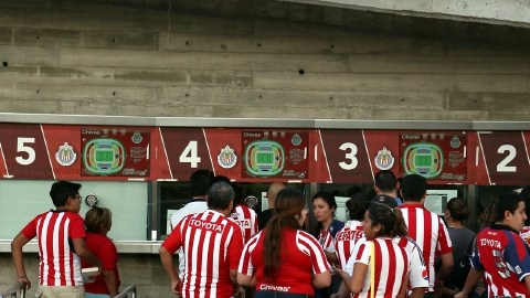 Venden  boletos 'de a peso' en el Omnilife  .