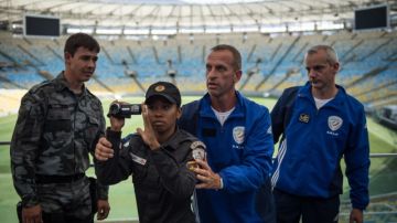 Jean-Christophe Blanquart (2-R)  entrena a oficiales de la policía brasileña en una sede de las olimpiadas.