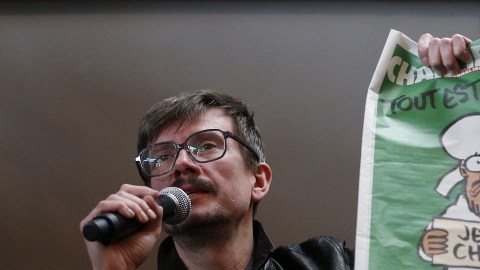 El caricaturista Luz muestra la nueva edición del semanario francés Charlie Hebdo.
