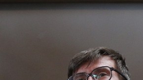 El caricaturista Luz muestra la nueva edición del semanario francés Charlie Hebdo.