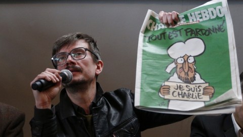 El caricaturista Luz muestra la nueva edición del semanario francés Charlie Hebdo.