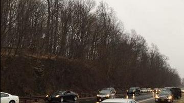 En Palisades, los conductores tuvieron que sallir de la carretera.