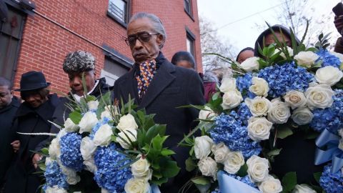 Al Sharpton estuvo acompañado de la madre de Eric Garner (izq.)
