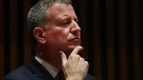 De Blasio colocará flores en la sede de la revista.