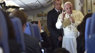 El Papa Francisco habló con los periodistas que le acompañaron en su vuelo de Manila a Roma.
