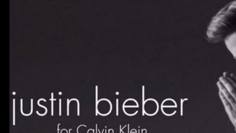 La comediante Kate McKinnon en el papel de Bieber.