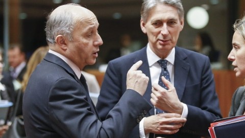 De izquierda a derecha, el ministro francés de Exteriores, Laurent Fabius, su homólogo británico, Philip Hammond, y la jefa de la diplomacia comunitaria, Federica Mogherini.
