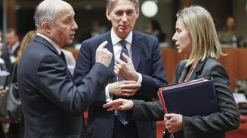 De izquierda a derecha, el ministro francés de Exteriores, Laurent Fabius, su homólogo británico, Philip Hammond, y la jefa de la diplomacia comunitaria, Federica Mogherini.