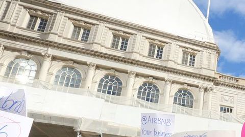 Manifestantes contra Airbnb afuera del Concejo Municipal, 2015