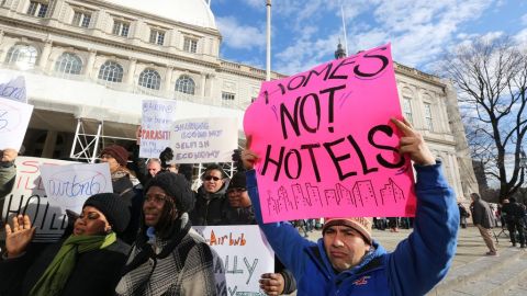 Manifestantes contra Airbnb afuera del Concejo Municipal, 2015