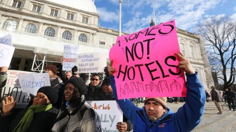 Manifestantes contra Airbnb afuera del Concejo Municipal, 2015