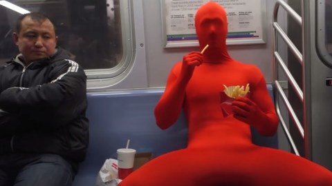 Los caracteres simulan las acciones repudiables en el tren.