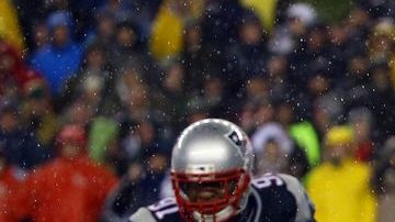 Andrew Luck (d) y los Colts fueron aplastados por Nueva Inglaterra 7-45 en el juego por el título de la AFC.