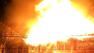 Bomberos combaten el incendio en un un complejo de apartamentos de Edgewater, Nueva Jersey.