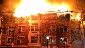 Bomberos combaten el incendio en un un complejo de apartamentos de Edgewater, Nueva Jersey.