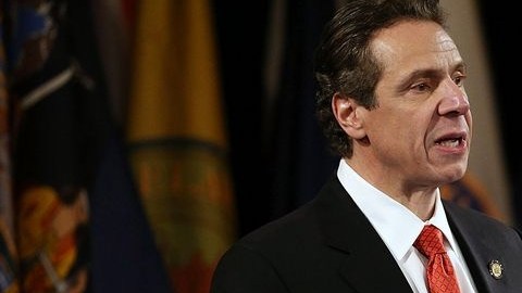 El gobernador Cuomo habla desde Albany.
