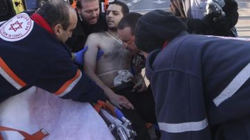 Paramédicos atienden a uno de los heridos.