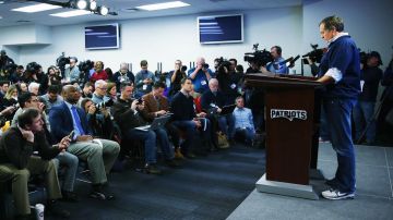 Bill Belichick, entrenador de los Patriots, habla sobre el escándalo de los balones desinflados, a los reporteros el jueves en Foxboro, Massachusetts.
