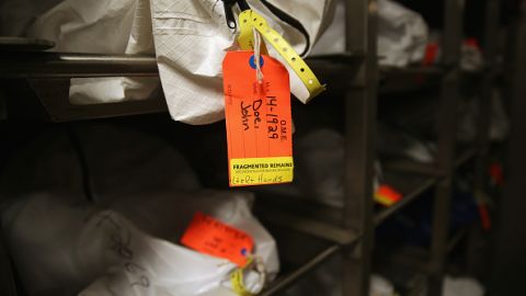 Forenses del condado de Pima en Arizona tratan de identificar los restos de inmigrantes que murieron en el desierto.
