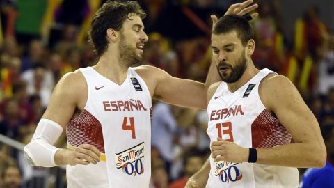 Pau y Marc Gasol, durante un juego de la selección española.