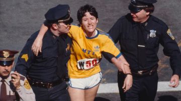 La fondista Rosie Ruiz cruza la meta de la maratón de Boston de 1980 en primer lugar, aparentando encontrarse exhausta. Luego se descubrió que había tomado el metro para sacar ventaja durante la carrera.