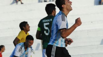 Giovanni Simeone (der.) grita el segundo de su doblete de ayer ante Bolivia en el torneo Sub-20 de Uruguay.