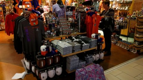 Las ventas de los productos concernientes al Super Bowl se ha  disparado en todo Estados Unidos.