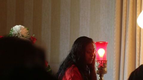 De izquierda a derecha, Viridiana y  Romero y María Benítez, hermana y madre de Ricardo, respectivamente.