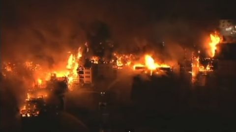 El incendio de siete alarmas destruyó 240 apartamentos.