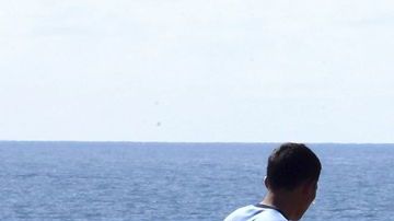 Los equipos de rescate hallaron ayer seis cadáveres en el fuselaje del Airbus 320-200 de AirAsia que se estrelló en el mar de Java.