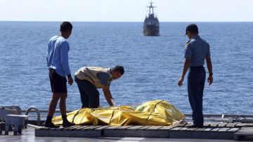 Los equipos de rescate hallaron ayer seis cadáveres en el fuselaje del Airbus 320-200 de AirAsia que se estrelló en el mar de Java.