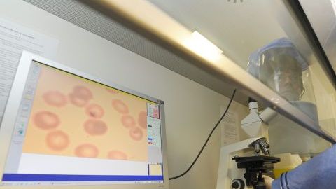 Un trabajador sanitario en Berlín trabaja con un traje especial contra el ébola.