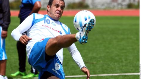 Cuauhtémoc Blanco en  la práctica del Puebla que  necesita sacar un buen resultado ante las Águilas.