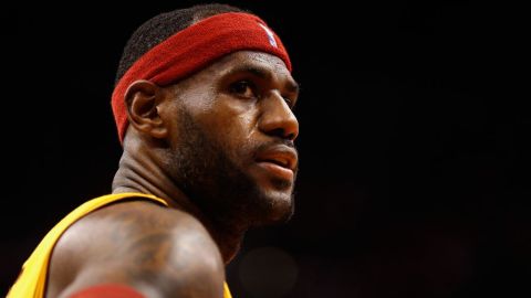 LeBron anotó 11 de 25 tiros de campo, incluidos dos triples en seis intentos y 10 de 13 desde la línea de personal.