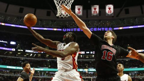Pau Gasol de Bulls ante Luol Deng de Heat.