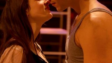Elise Kibler (izq.) y Taylor Myers son los actores principales de esta versión de 'Romeo & Juliet'./