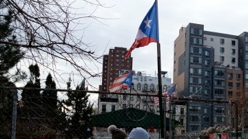 Una de las típicas "casitas puertorriqueñas"  construidas en solares baldíos es testigo de los cambios en El Barrio.