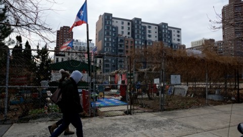 Una de las típicas "casitas puertorriqueñas" construidas en solares baldíos es testigo de los cambios en El Barrio.