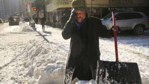 La tarea de remover nieve es muy exigente y pesada.