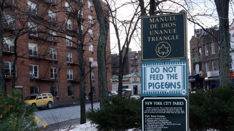 Plaza dedicada al periodista cubano Manuel de Dios Unanue, quien se hizo popular denunciando a los carteles colombianos de la droga que operaban en NY.