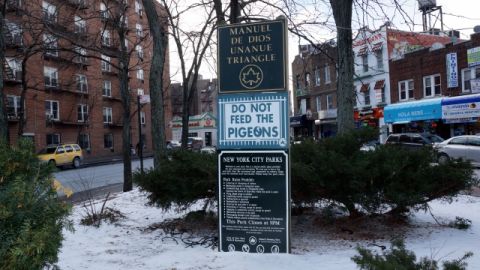 Plaza dedicada al periodista cubano Manuel de Dios Unanue, quien se hizo popular denunciando a los carteles colombianos de la droga que operaban en NY.