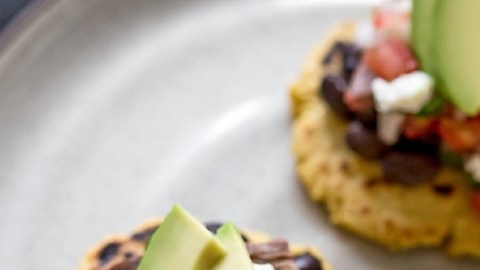 Mini sopes de carne asada con aguacate y queso fresco