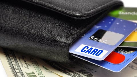 Los expertos recomiendan llamar a atención al cliente para procurar eliminar o rebajar algunas comisiones.