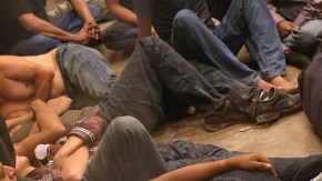 Niños migrantes aguardan para ser procesados por la Patrulla Fronteriza, en Texas.