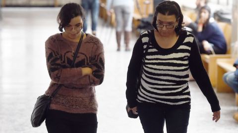 Rosemary Hernández junto a su hija Becky en la corte.