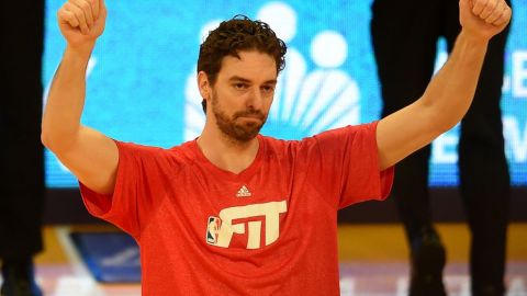Gasol recibió una ovación en su regreso al Staples Center.