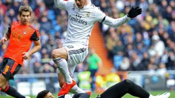 Gerónimo Rulli, portero de la Real Sociedad,  arriesga todo para controlar la arremetida del  delantero James Rodríguez  del Real Madrid.