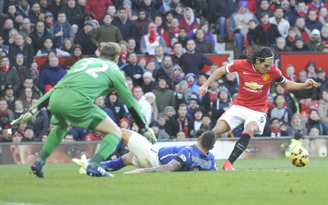 El colombiano Radamel Falcao  (der.) regresó al gol ayer en la victoria del Manchester United sobre el Leicester.