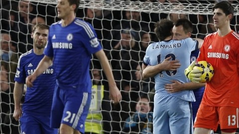 Frank Lampard se abraza con John Terry, su ex compañero del Chelsea, al terminar el partido en Stamford Bridge.